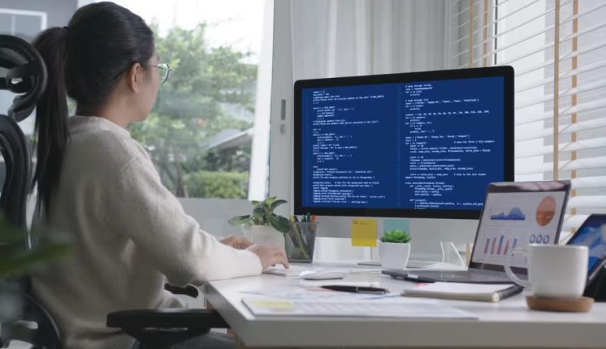 东乡软件开发公司实战建议:网站赋能,为何必须接入支持机器人?